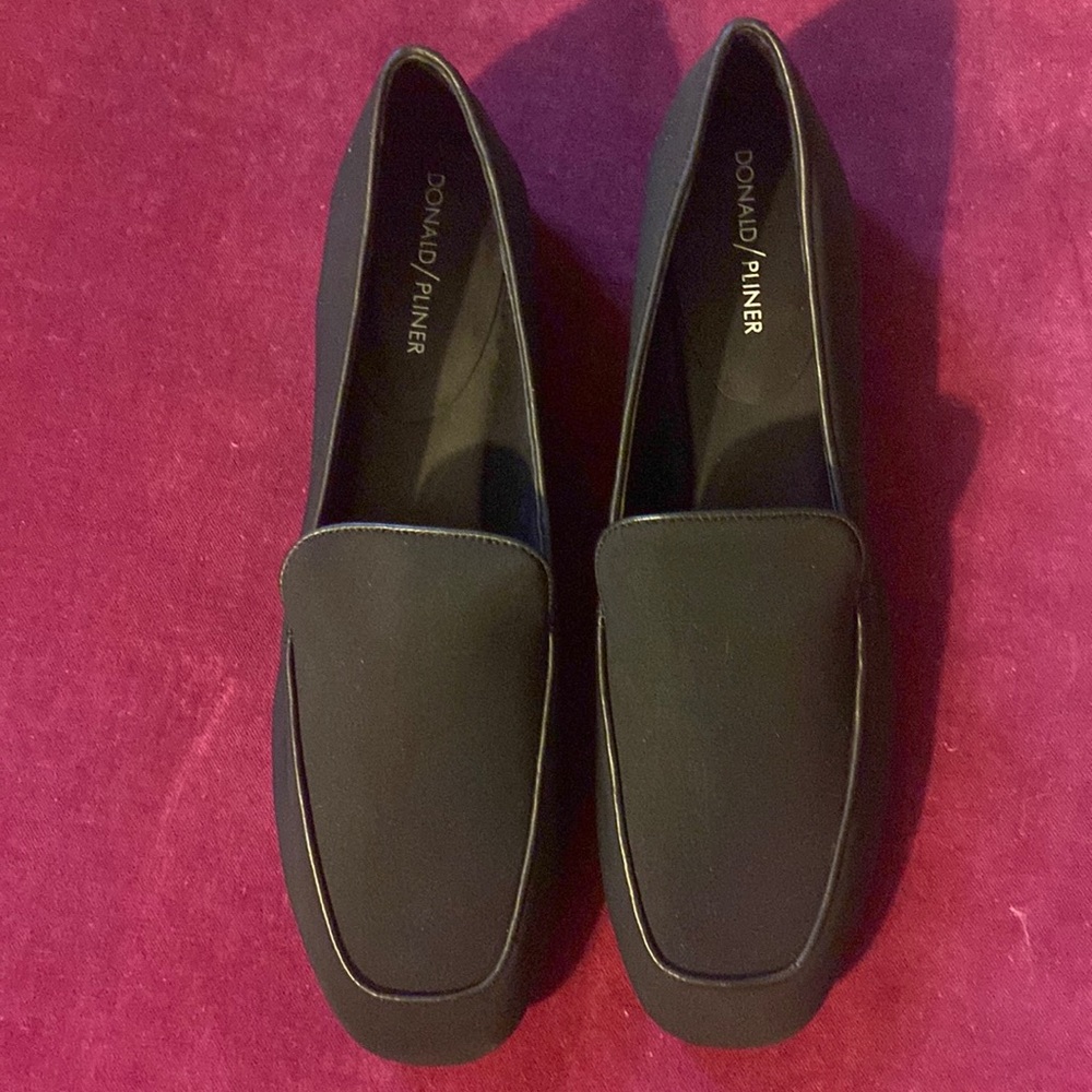 Stylish crepe flats with metallic heels.